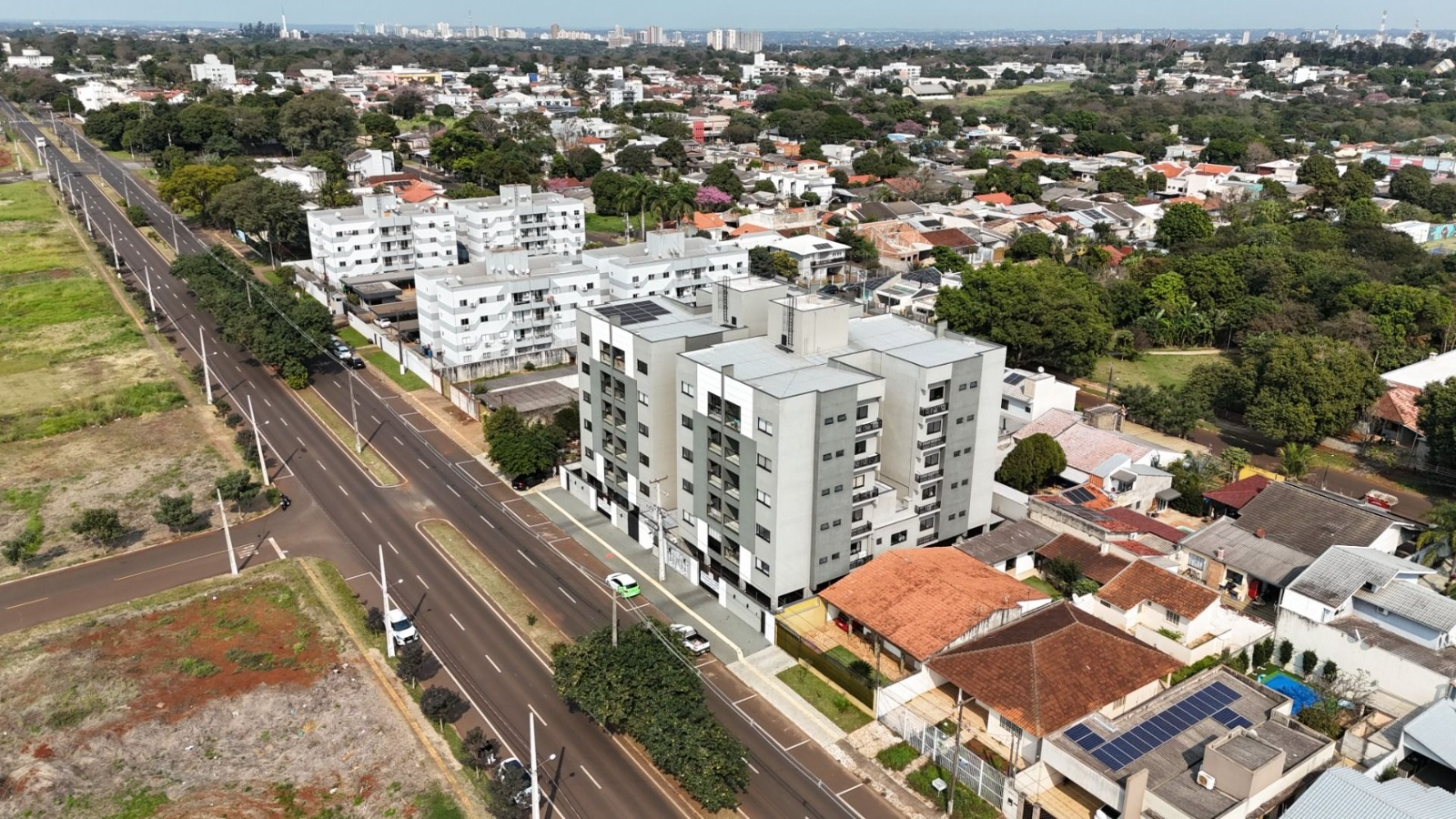 Vista aérea ampla mostrando a localização privilegiada na Vila A
